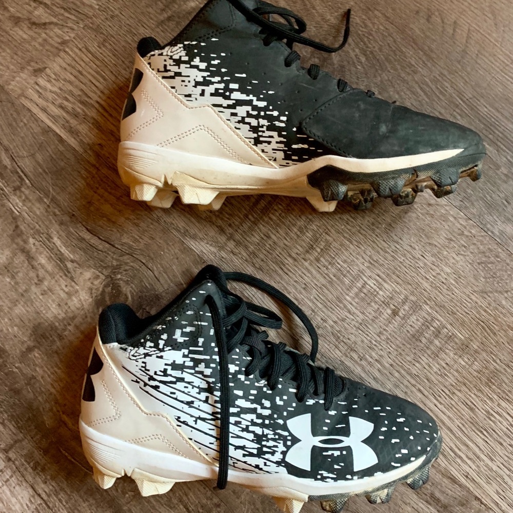 SOLD 3Y Under Armour Baseball Cleats